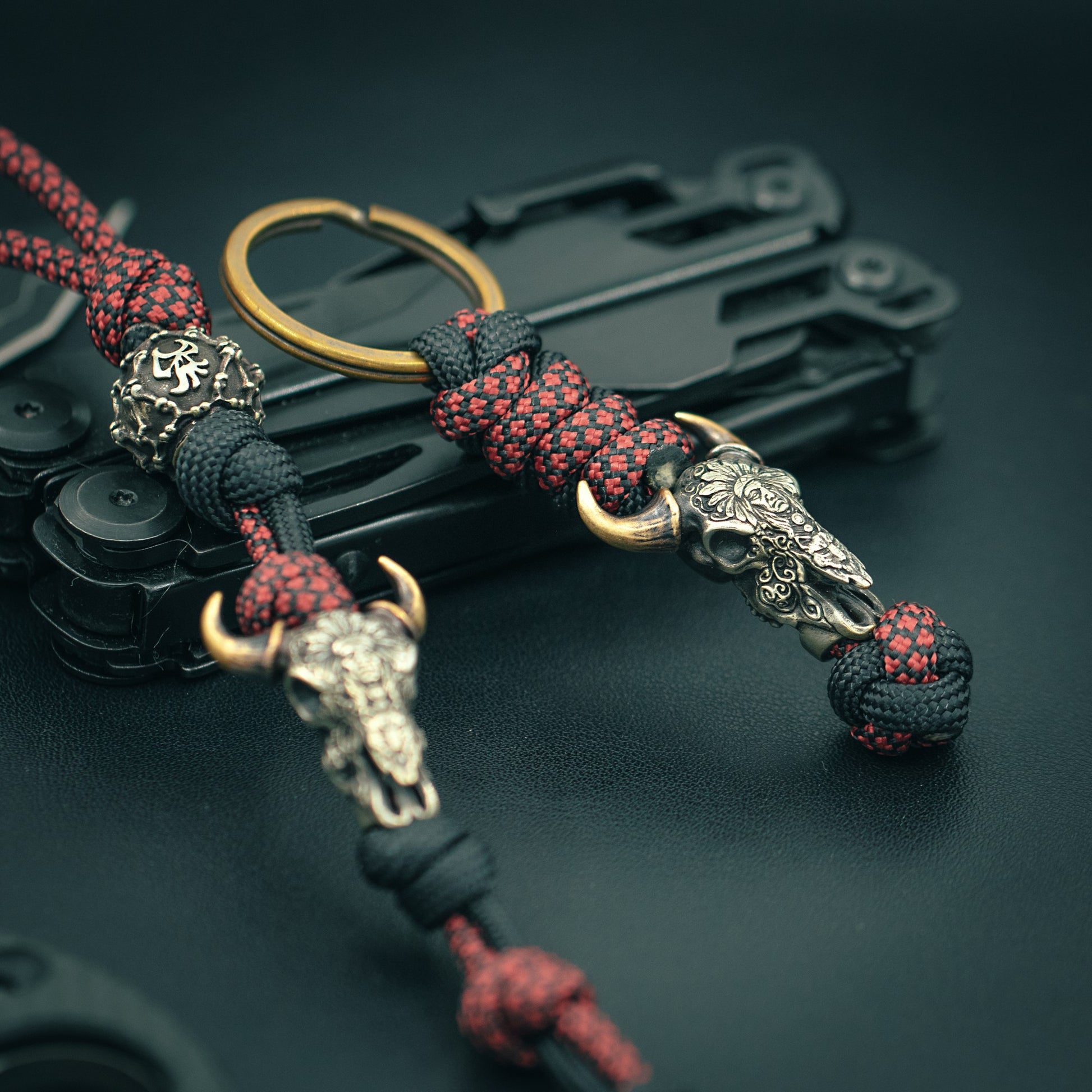 Bison skull carving Indian wolf Pattern Bull head Paracord Bead for Knife, lanyard Pendants，custom beads，550 Paracord， Bracelet beads, and EDC Gears, ShadowEDC DIY Outdoor Survival Tool Accessories 
