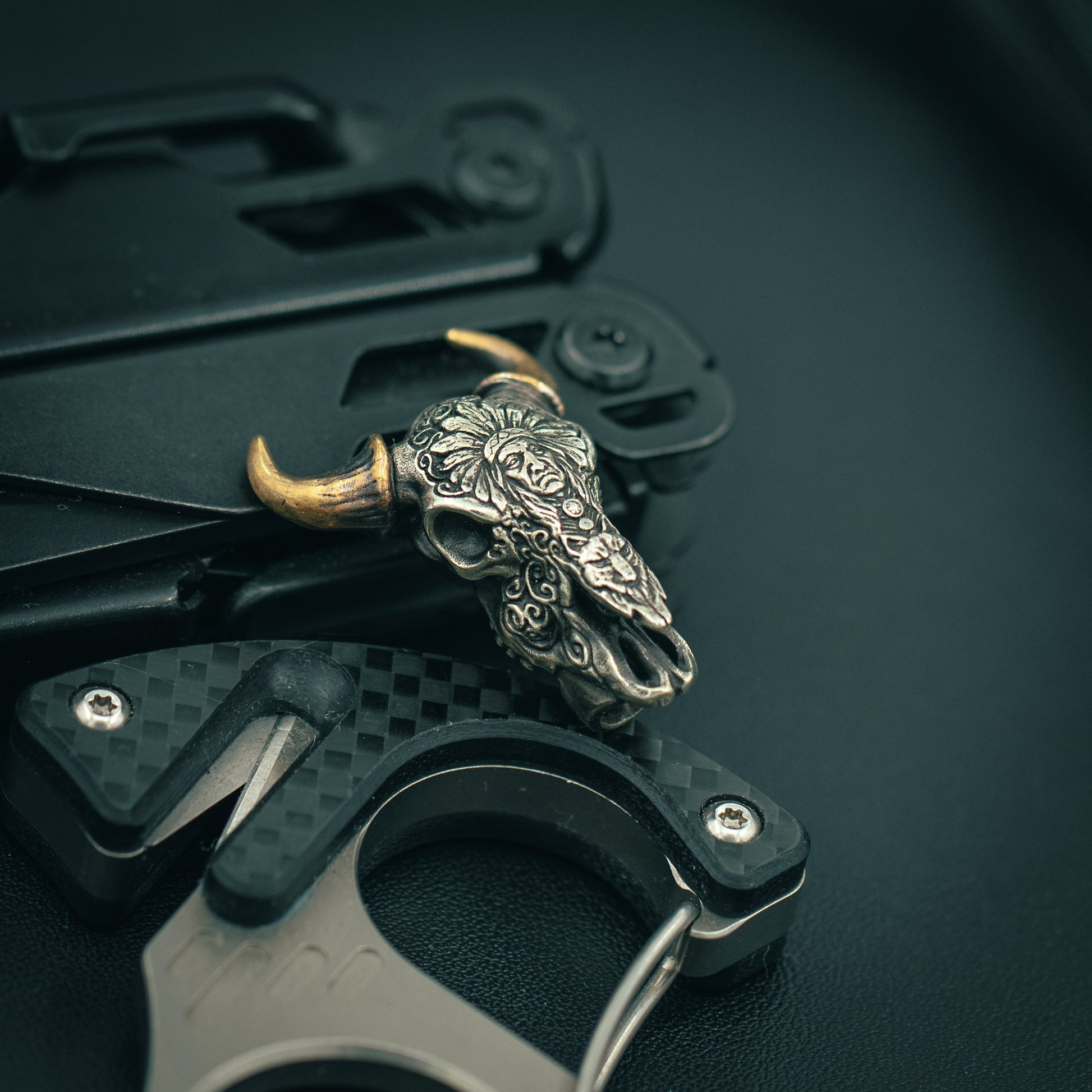 Bison skull carving Indian wolf Pattern Bull head Paracord Bead for Knife, lanyard Pendants，custom beads，550 Paracord， Bracelet beads, and EDC Gears, ShadowEDC DIY Outdoor Survival Tool Accessories 