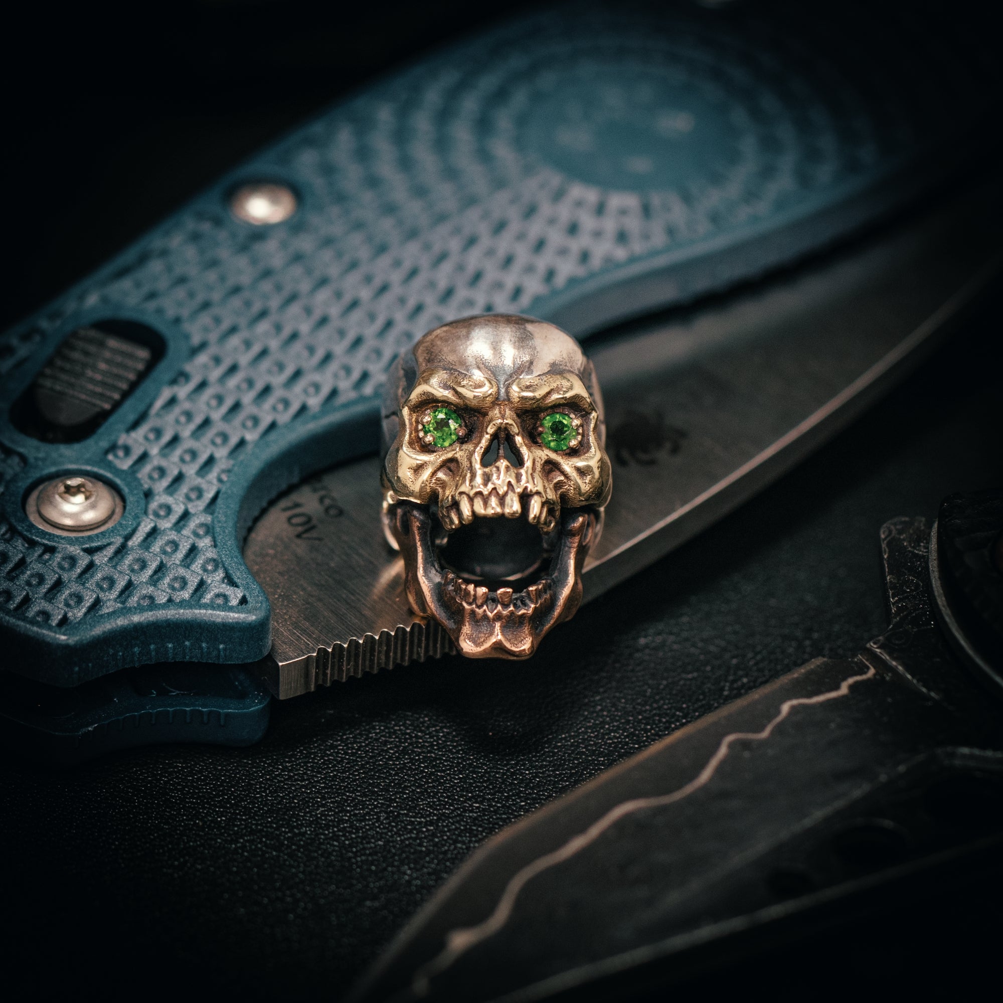 Skull Paracord Bead with Gem – ShadowEDC
