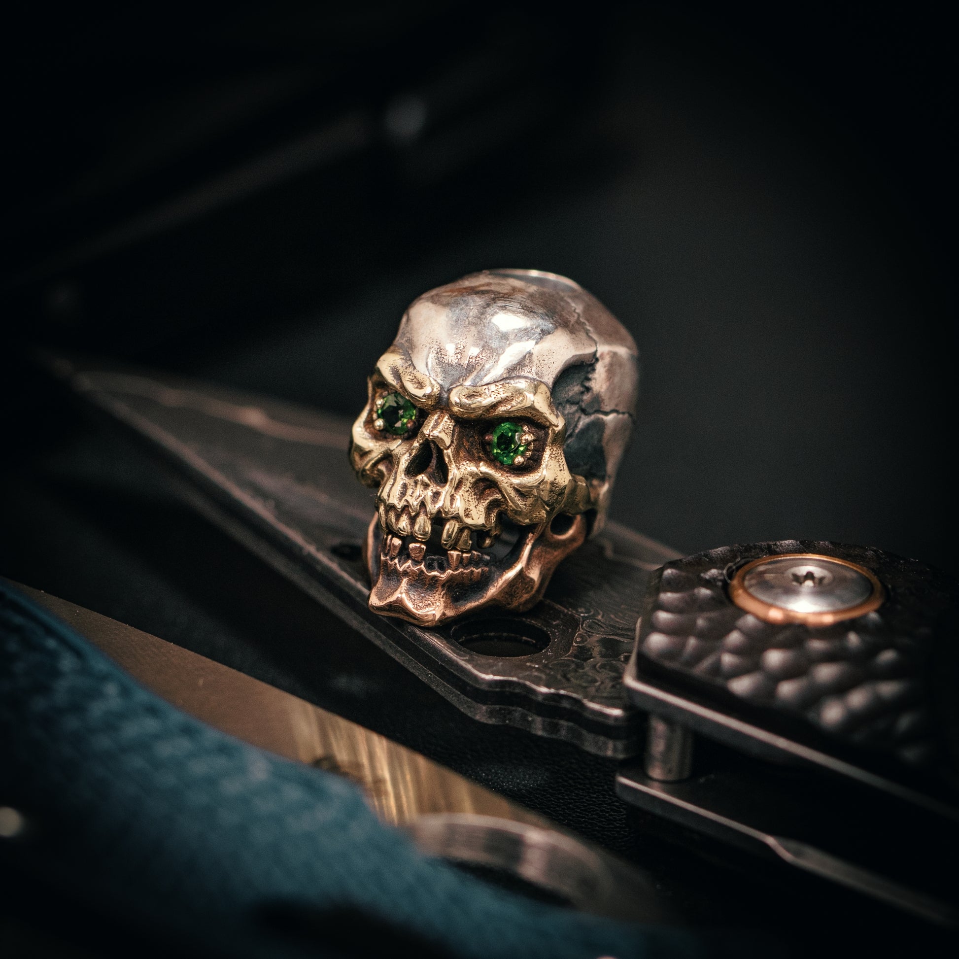 Skull Paracord Bead with Gem for Knife, lanyard Pendants，custom beads，550 Paracord， Bracelet beads, and EDC Gears, ShadowEDC DIY Outdoor Survival Tool Accessories 