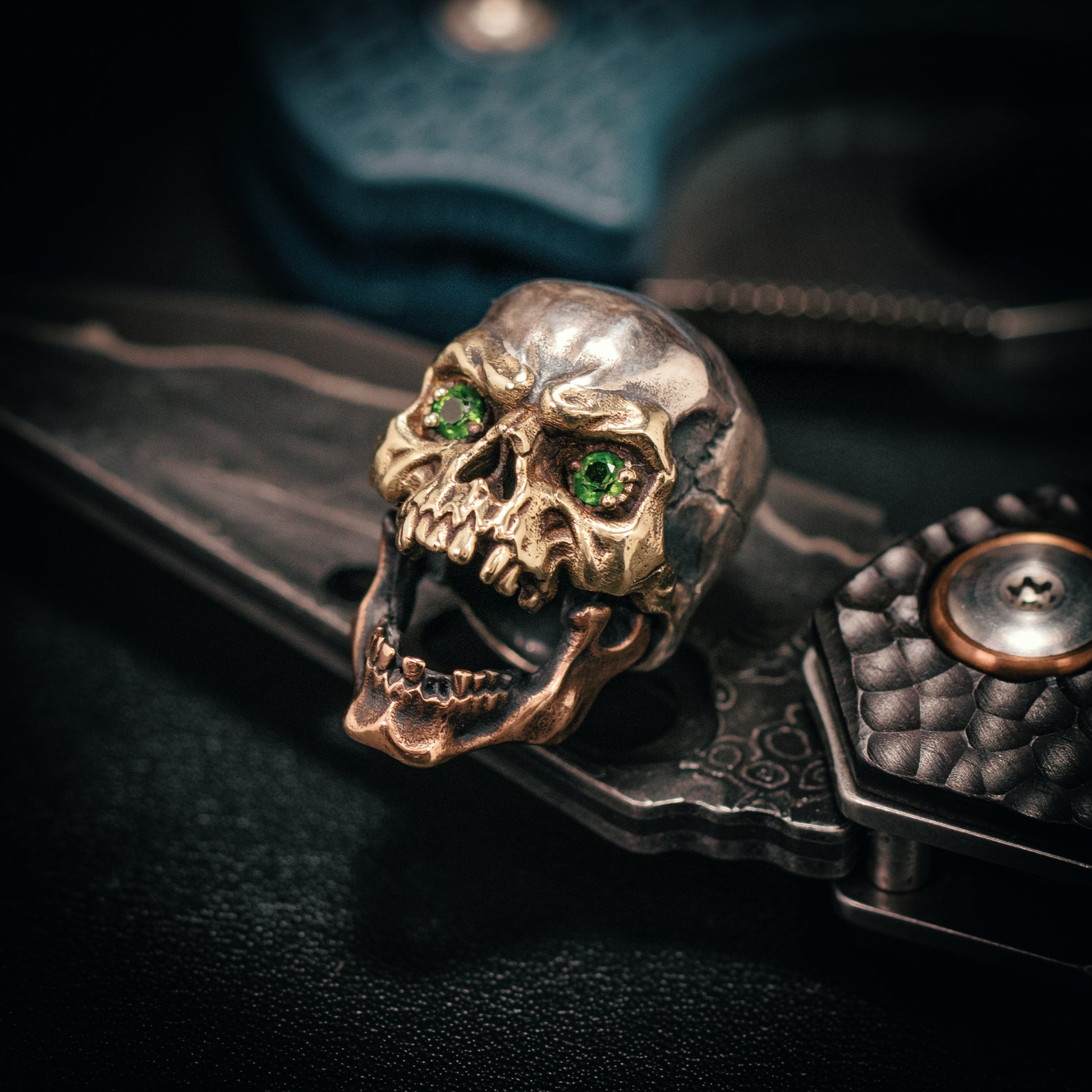Skull Paracord Bead with Gem for Knife, lanyard Pendants，custom beads，550 Paracord， Bracelet beads, and EDC Gears, ShadowEDC DIY Outdoor Survival Tool Accessories 